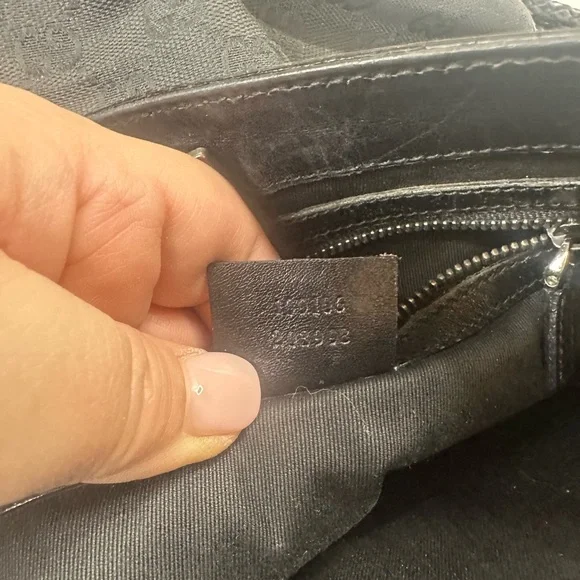 Gucci Black Crossbody Bag with Adjustable Strap and Minimalist Design - Picture 12 of 13